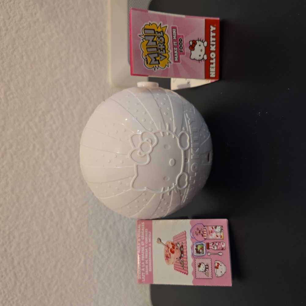 MGA's Mini Verse Make It Mini Food Hello Kitty Strawberry Milk & Cereal